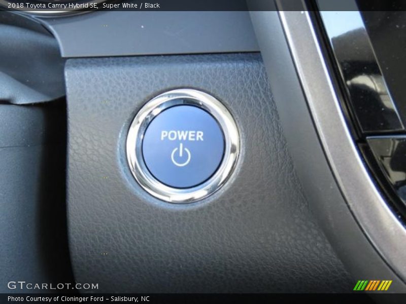 Super White / Black 2018 Toyota Camry Hybrid SE