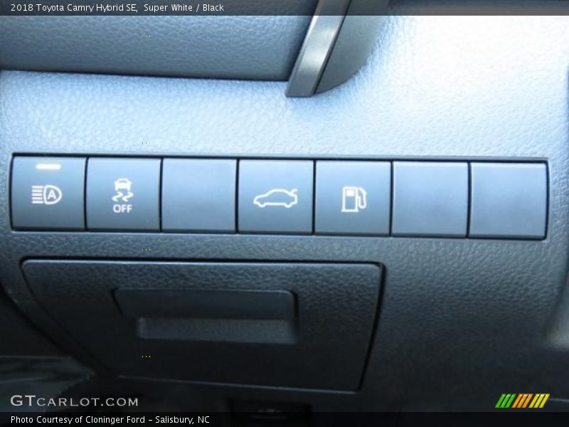 Super White / Black 2018 Toyota Camry Hybrid SE