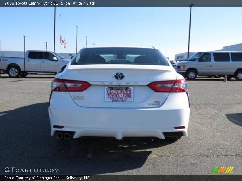 Super White / Black 2018 Toyota Camry Hybrid SE