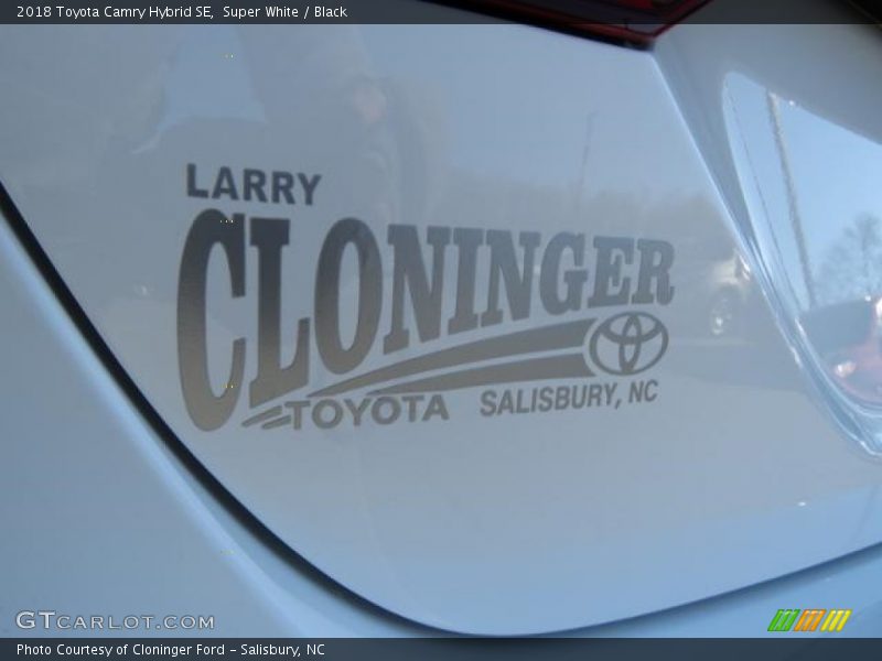 Super White / Black 2018 Toyota Camry Hybrid SE