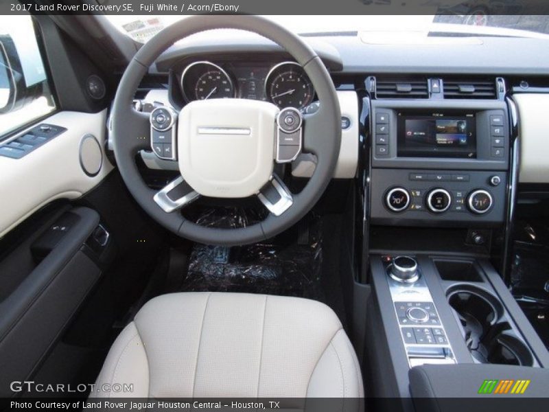Fuji White / Acorn/Ebony 2017 Land Rover Discovery SE
