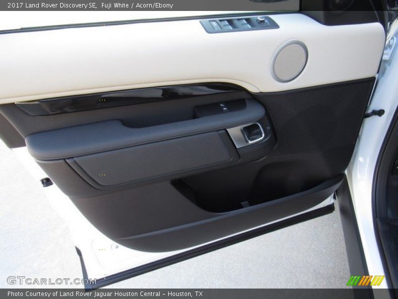 Fuji White / Acorn/Ebony 2017 Land Rover Discovery SE