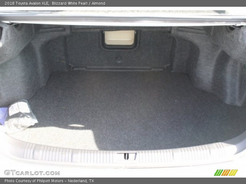 Blizzard White Pearl / Almond 2018 Toyota Avalon XLE