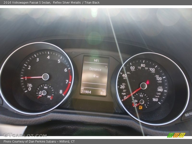 Reflex Silver Metallic / Titan Black 2016 Volkswagen Passat S Sedan