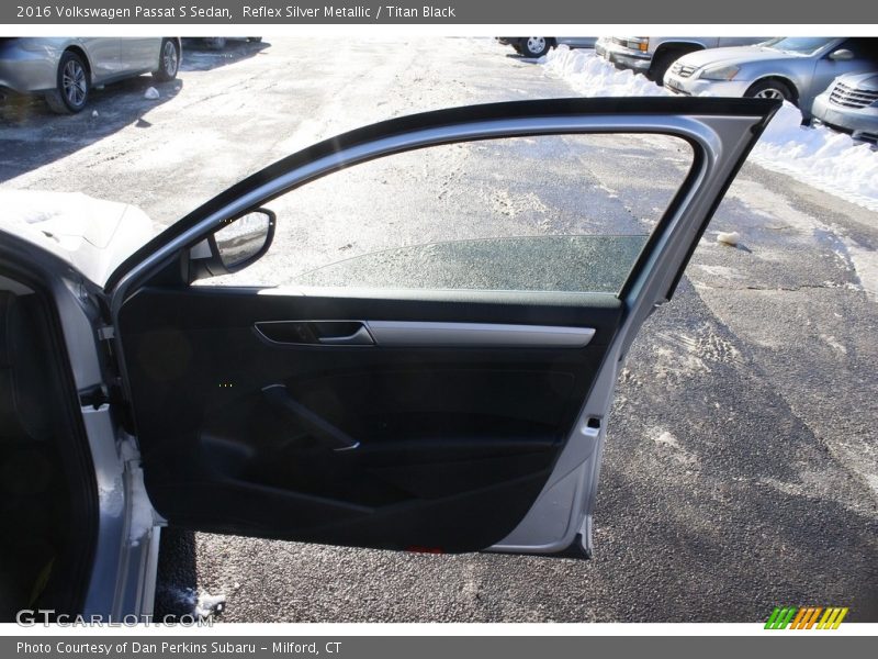 Reflex Silver Metallic / Titan Black 2016 Volkswagen Passat S Sedan