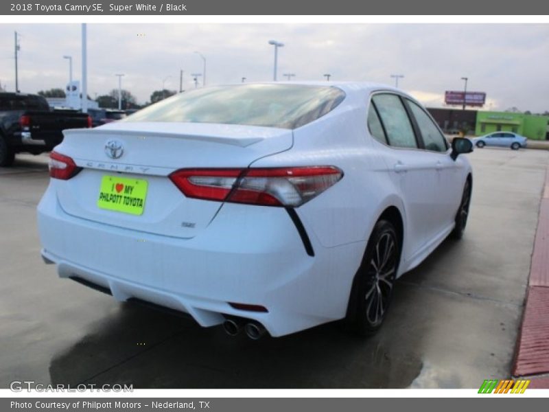 Super White / Black 2018 Toyota Camry SE