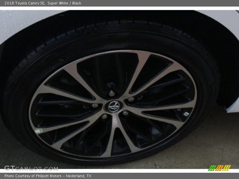 Super White / Black 2018 Toyota Camry SE