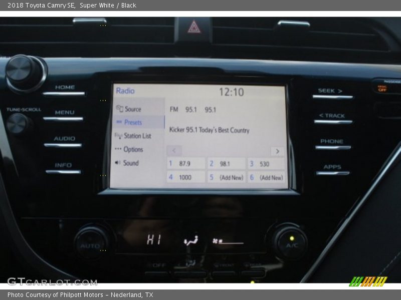 Super White / Black 2018 Toyota Camry SE