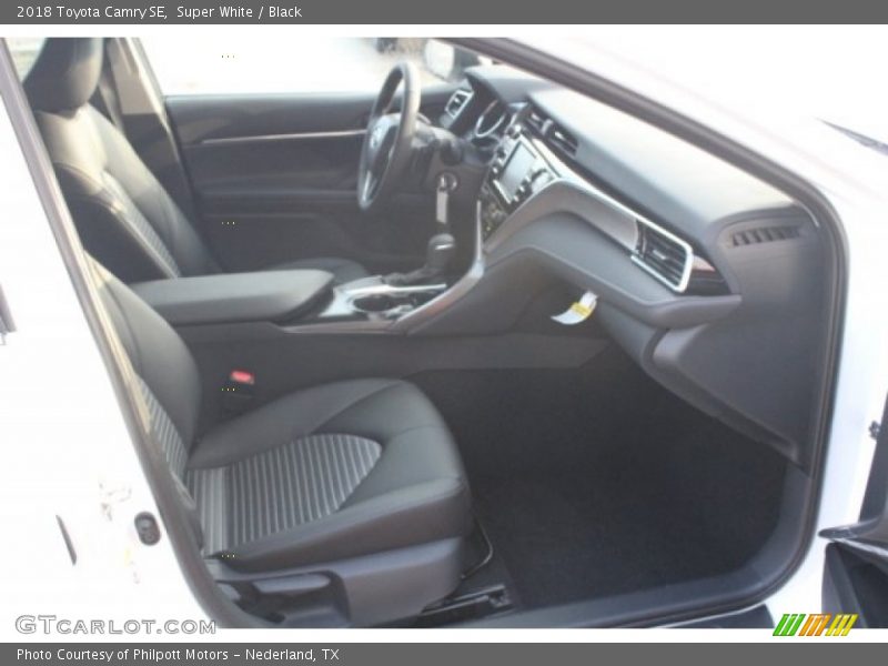 Super White / Black 2018 Toyota Camry SE
