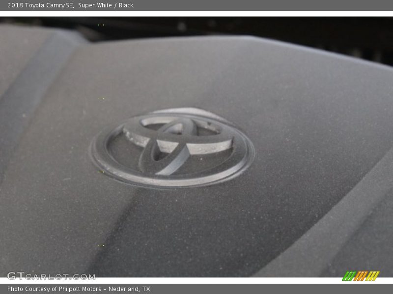 Super White / Black 2018 Toyota Camry SE
