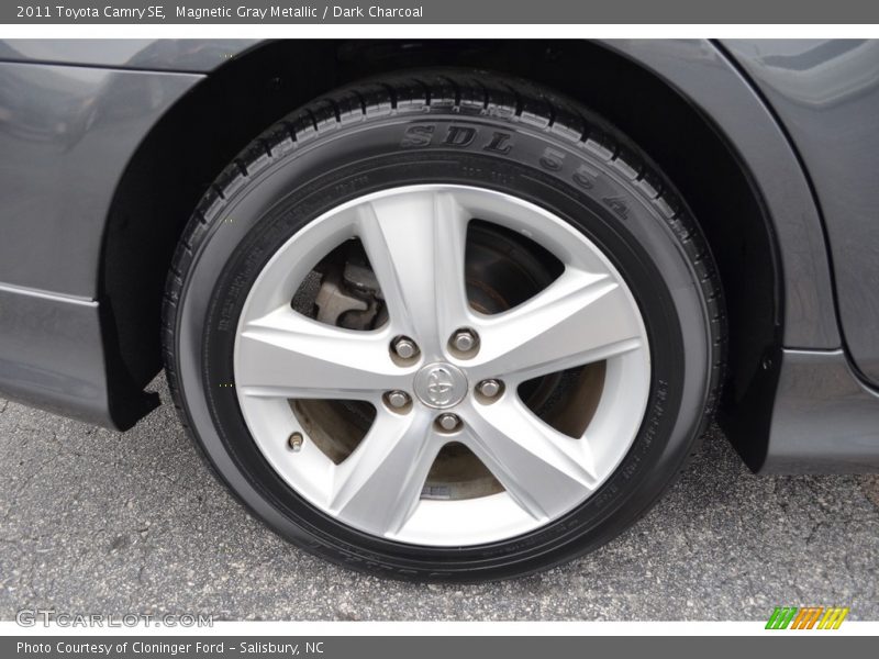 Magnetic Gray Metallic / Dark Charcoal 2011 Toyota Camry SE