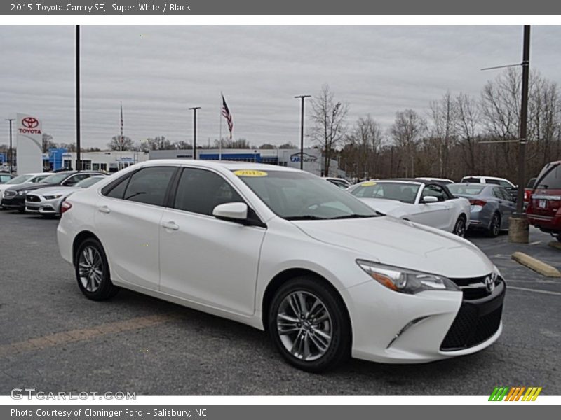 Super White / Black 2015 Toyota Camry SE
