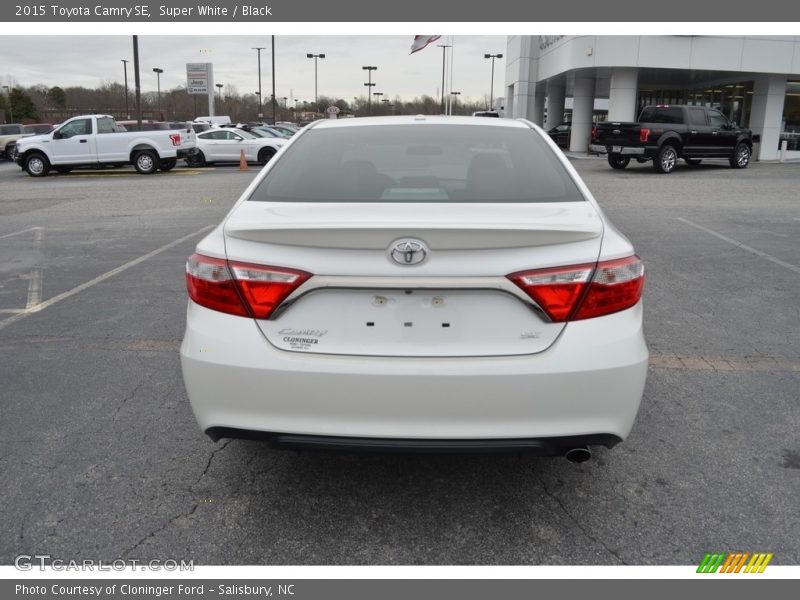 Super White / Black 2015 Toyota Camry SE