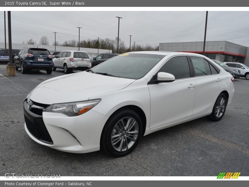 Super White / Black 2015 Toyota Camry SE