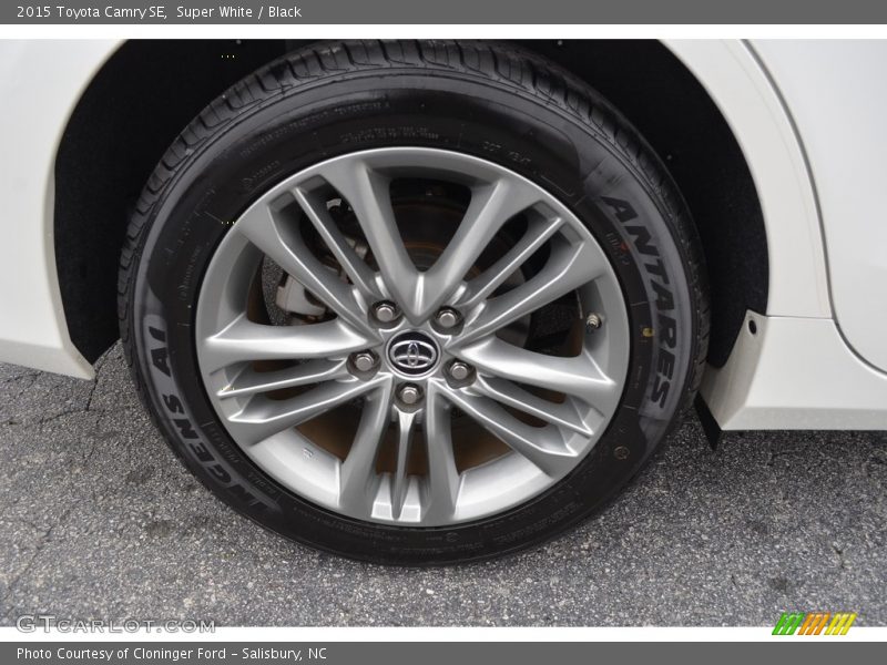 Super White / Black 2015 Toyota Camry SE