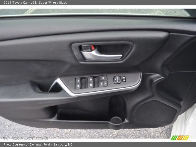 Super White / Black 2015 Toyota Camry SE