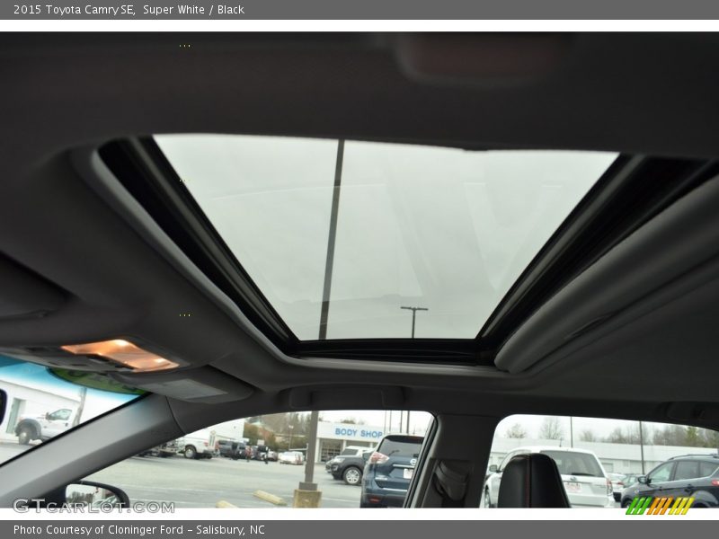 Super White / Black 2015 Toyota Camry SE