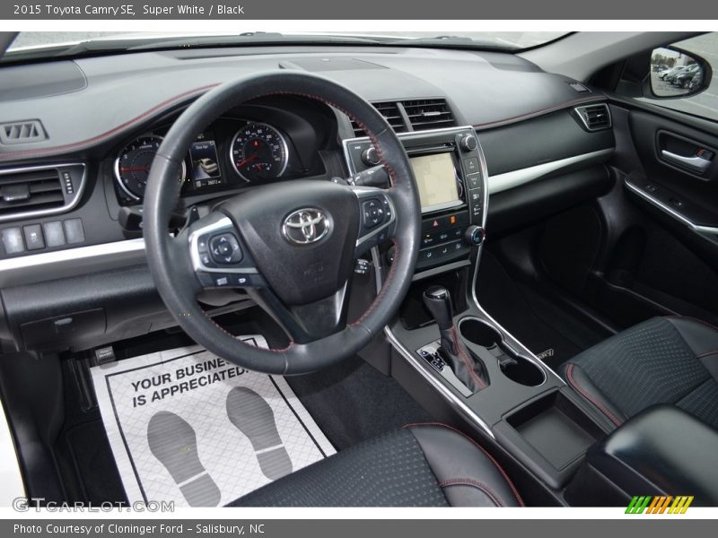 Super White / Black 2015 Toyota Camry SE