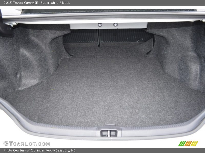 Super White / Black 2015 Toyota Camry SE
