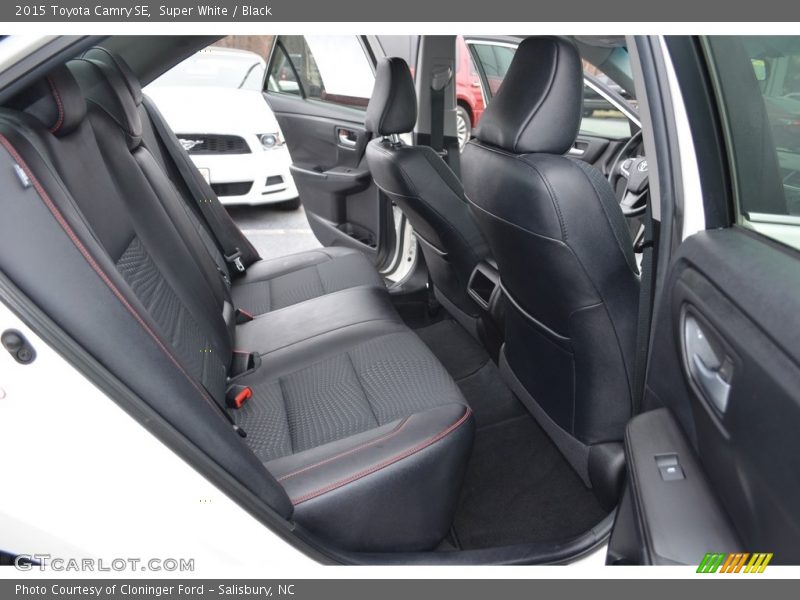 Super White / Black 2015 Toyota Camry SE