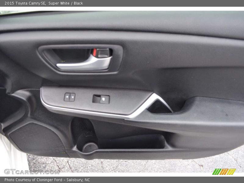 Super White / Black 2015 Toyota Camry SE
