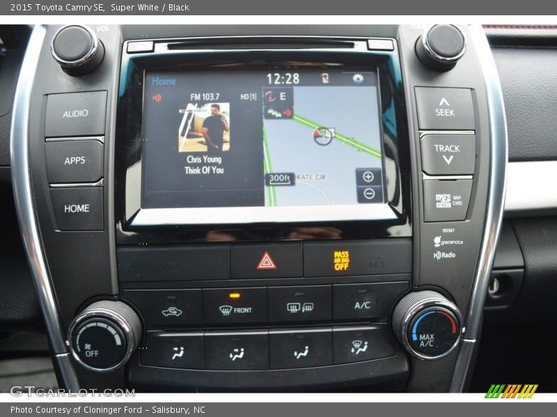 Super White / Black 2015 Toyota Camry SE