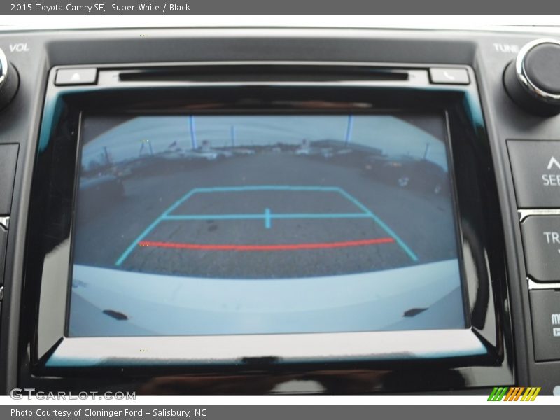 Super White / Black 2015 Toyota Camry SE