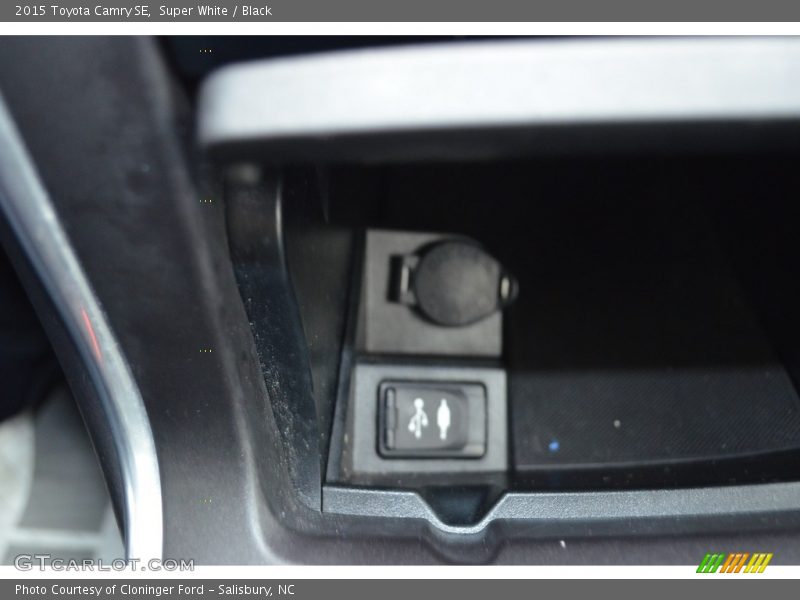 Super White / Black 2015 Toyota Camry SE