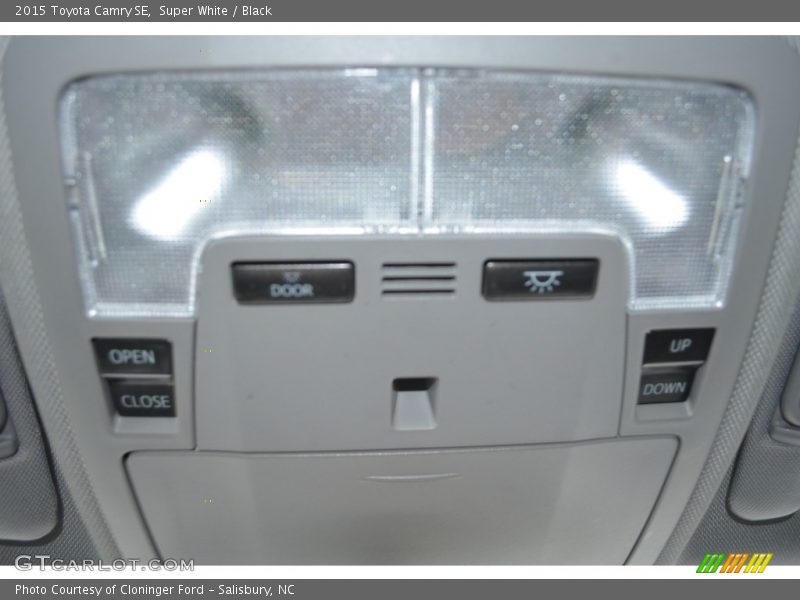 Super White / Black 2015 Toyota Camry SE