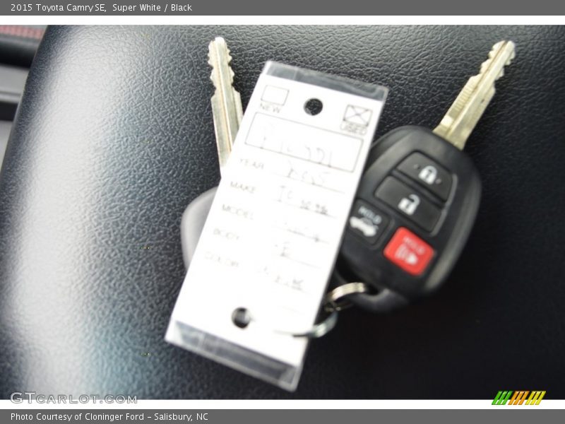 Super White / Black 2015 Toyota Camry SE