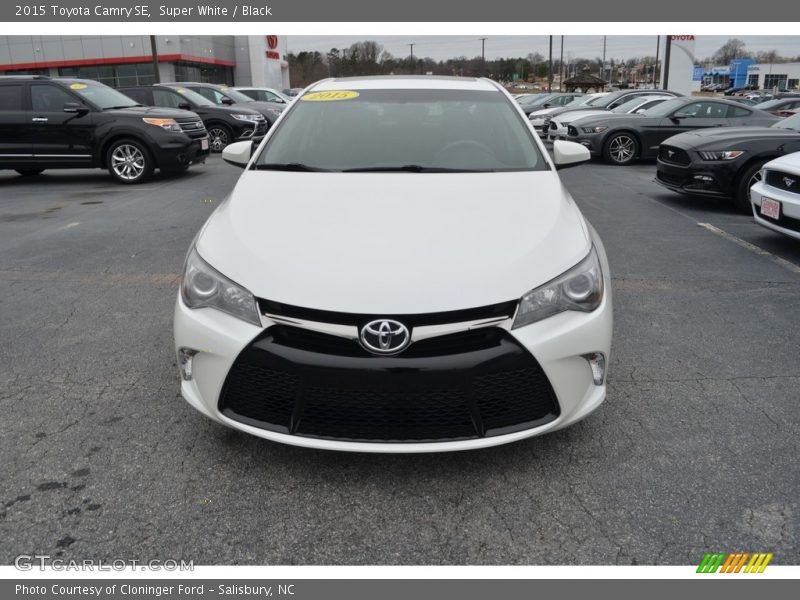 Super White / Black 2015 Toyota Camry SE