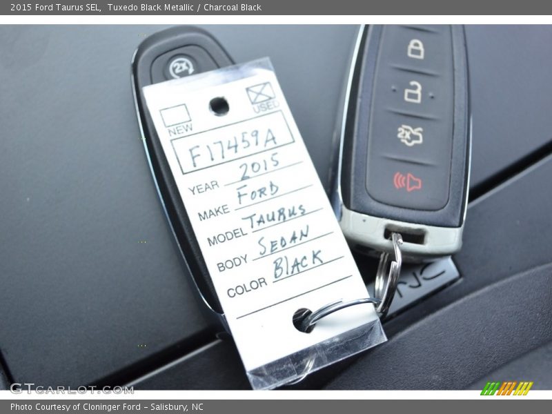 Tuxedo Black Metallic / Charcoal Black 2015 Ford Taurus SEL
