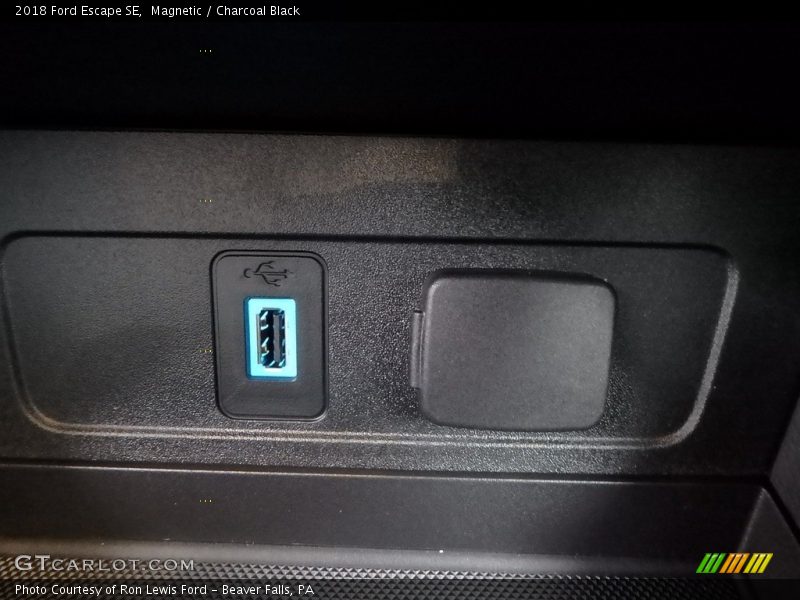 Magnetic / Charcoal Black 2018 Ford Escape SE