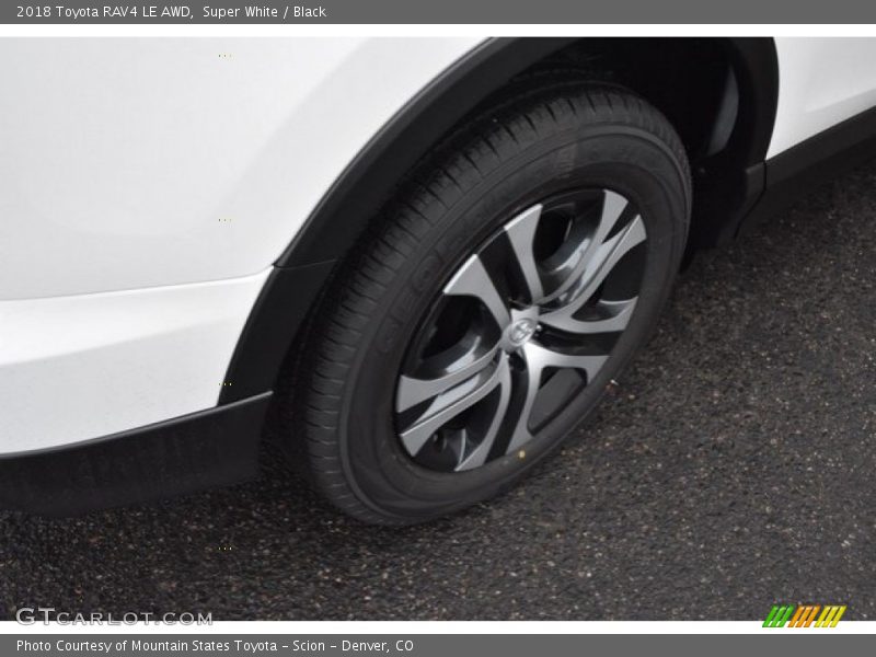 Super White / Black 2018 Toyota RAV4 LE AWD