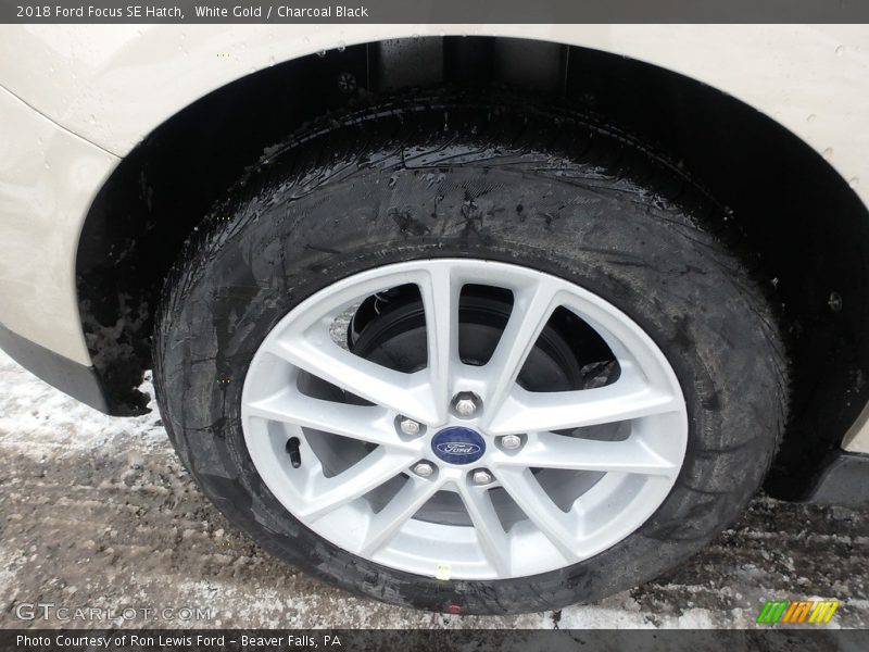 White Gold / Charcoal Black 2018 Ford Focus SE Hatch