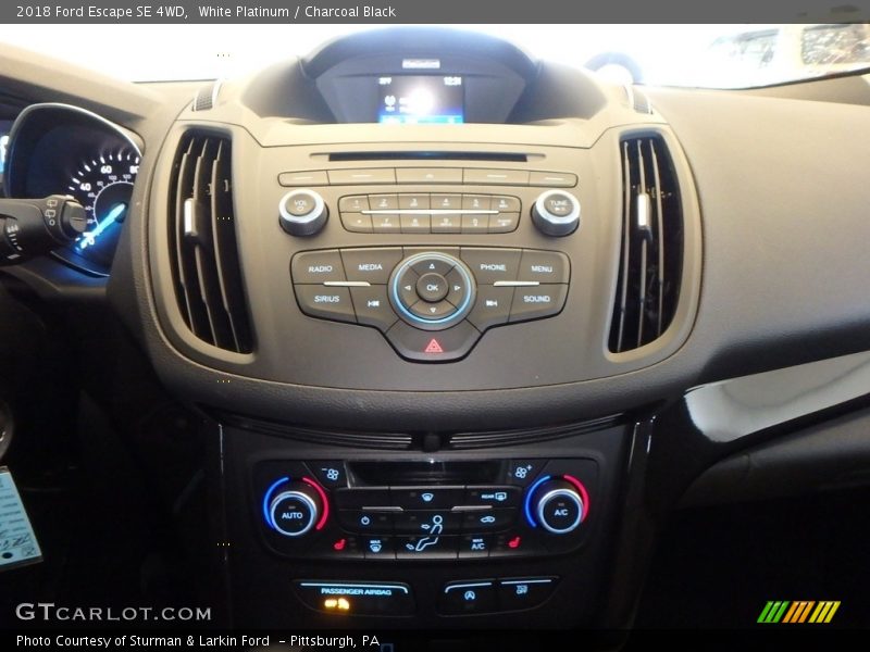 White Platinum / Charcoal Black 2018 Ford Escape SE 4WD