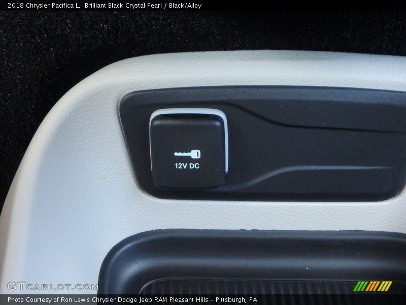 Brilliant Black Crystal Pearl / Black/Alloy 2018 Chrysler Pacifica L