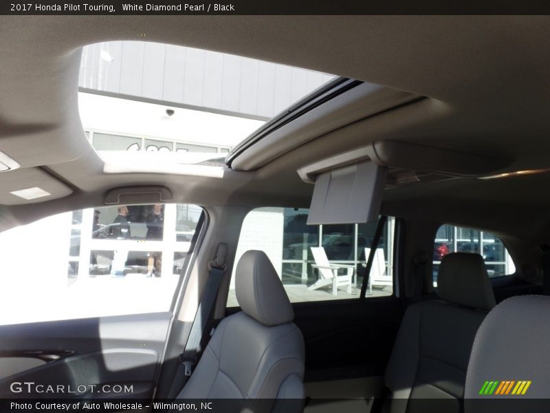 White Diamond Pearl / Black 2017 Honda Pilot Touring