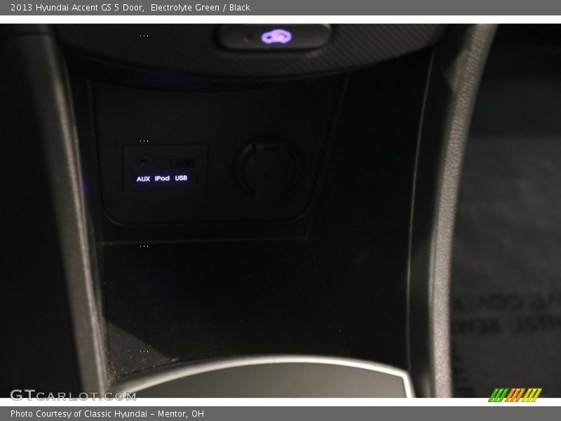 Electrolyte Green / Black 2013 Hyundai Accent GS 5 Door