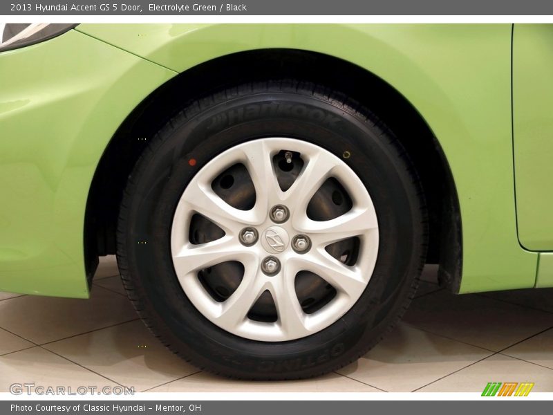 Electrolyte Green / Black 2013 Hyundai Accent GS 5 Door