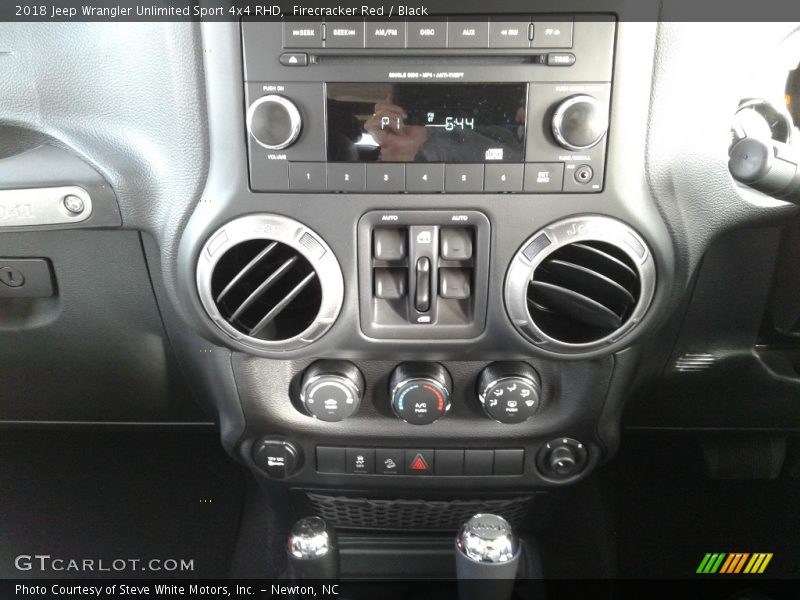 Controls of 2018 Wrangler Unlimited Sport 4x4 RHD