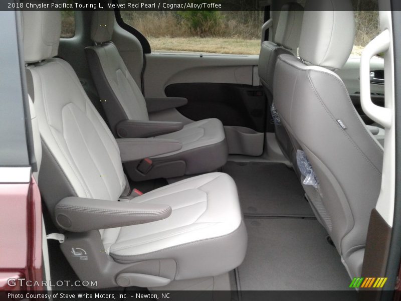 Velvet Red Pearl / Cognac/Alloy/Toffee 2018 Chrysler Pacifica Touring L