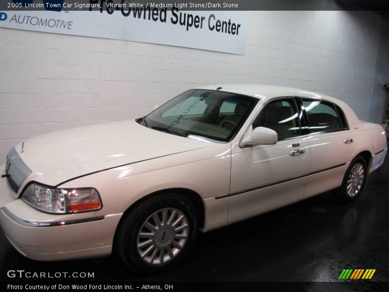 Vibrant White / Medium Light Stone/Dark Stone 2005 Lincoln Town Car Signature