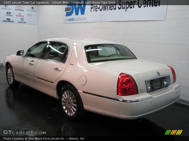 Vibrant White / Medium Light Stone/Dark Stone 2005 Lincoln Town Car Signature
