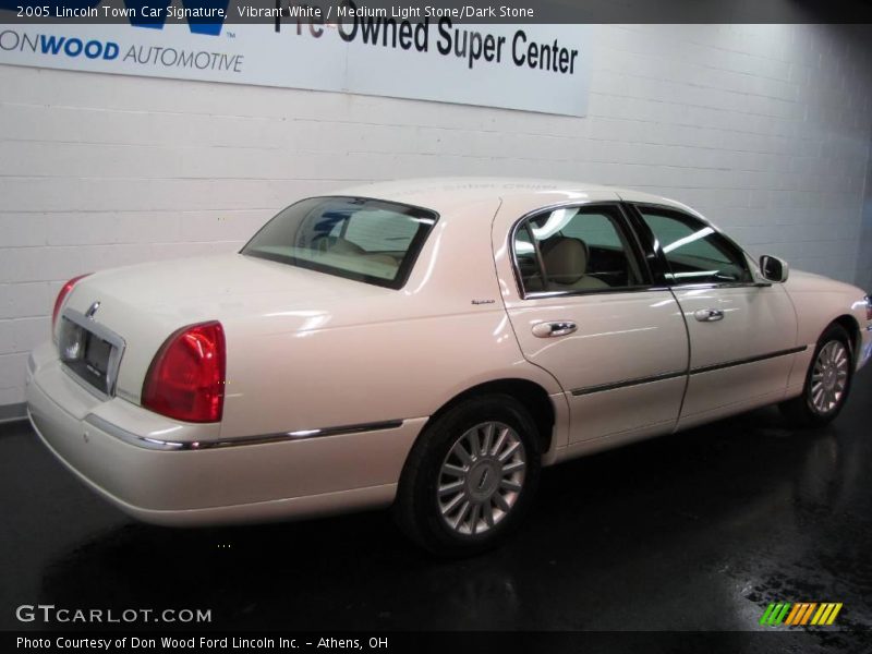Vibrant White / Medium Light Stone/Dark Stone 2005 Lincoln Town Car Signature