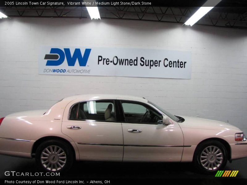 Vibrant White / Medium Light Stone/Dark Stone 2005 Lincoln Town Car Signature