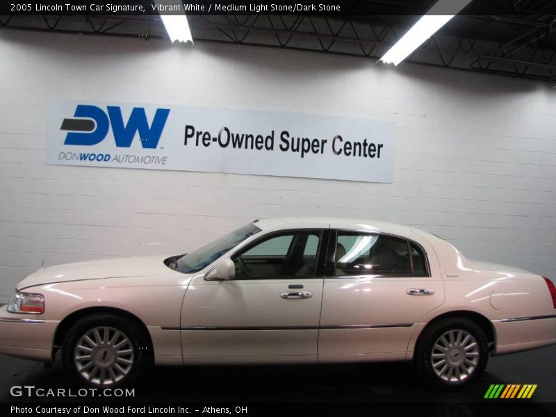 Vibrant White / Medium Light Stone/Dark Stone 2005 Lincoln Town Car Signature