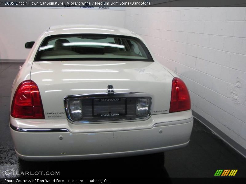 Vibrant White / Medium Light Stone/Dark Stone 2005 Lincoln Town Car Signature