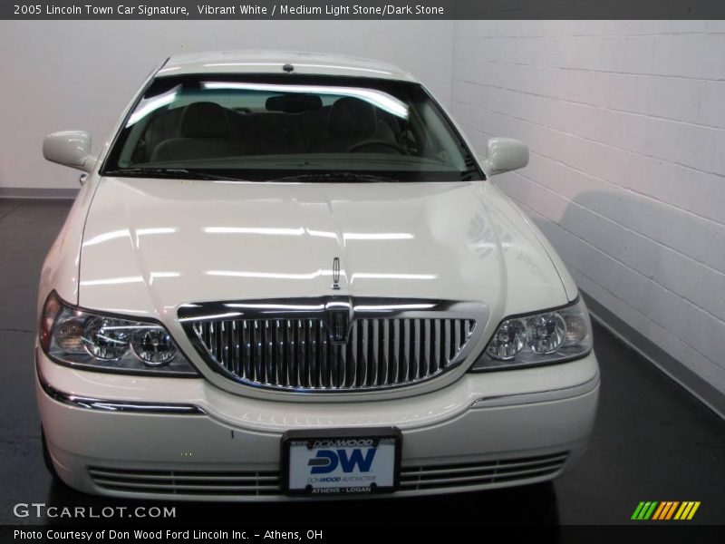 Vibrant White / Medium Light Stone/Dark Stone 2005 Lincoln Town Car Signature