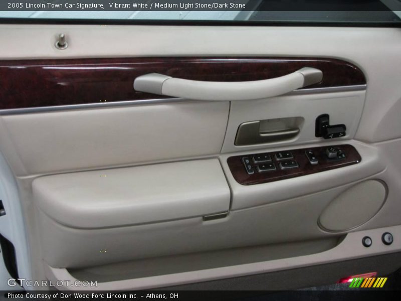 Vibrant White / Medium Light Stone/Dark Stone 2005 Lincoln Town Car Signature